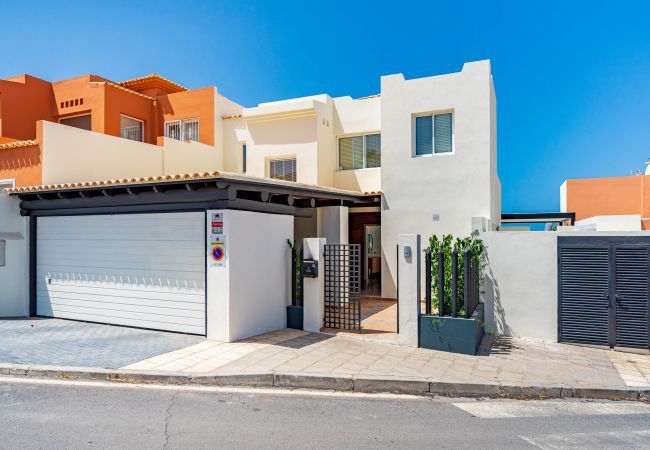 Вилла на La Caleta - Chalet Golf Costa Adeje  3A003 Вилла на La Caleta - Chalet Golf Costa Adeje  3A003